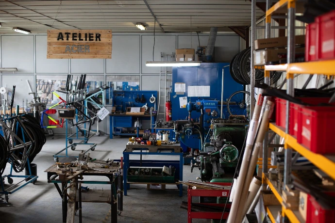l'atelier de fabrication des cadres de vélos en acier